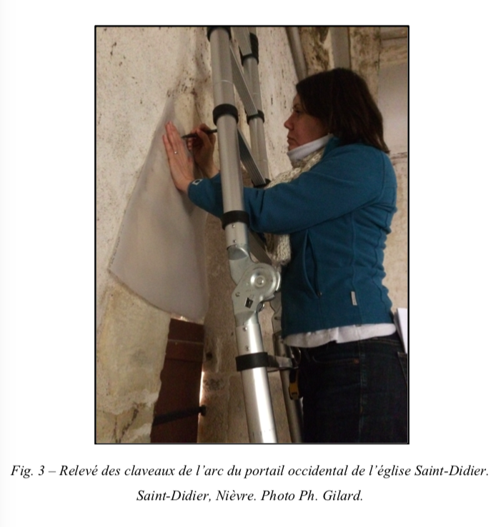Fig.3 Relevé des claveaux de l’arc du portail occidental de l’église Saint-Didier. Saint-Didier, Nièvre. Photo Ph. Gilard