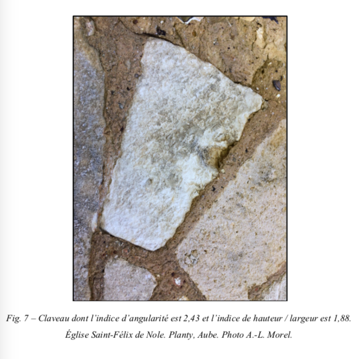 Fig.7 Claveau dont l’indice d’angularité est 2,43 et l’indice de hauteur / largeur est 1,88. Église Saint-Félix de Nole. Planty, Aube. Photo A.-L. Morel